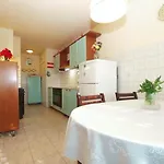 Momcilo 1995 Apartment Pula