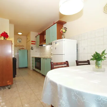 Momcilo 1995 Appartement Pula